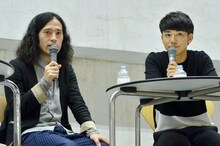 受講生の質問に耳を傾けるピース。