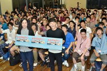 「よしもと1DAYアカデミー2013『ピース特別講義』」に登場したピース（手前）と受講生達。