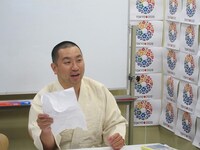 くしゃくしゃの歌詞カードにこだわりを見せる佐野元R。