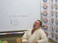 気に入ったあるあるをTシャツにしようとするRG。