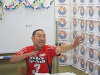 結果発表が迫る中、ベストあるあるを見つけようと画面にくぎ付けのRG。