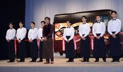 移動式カフェ「BOYS CAFE『ショコランタン』」の“イケメンギャルソン”と店長を務める佐藤浩市（中央）。