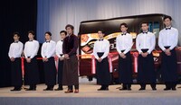 移動式カフェ「BOYS CAFE『ショコランタン』」の“イケメンギャルソン”と店長を務める佐藤浩市（中央）。