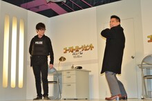 甲子園ネタを披露するオリエンタルラジオ藤森、柳沢慎吾（左から）。