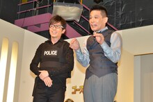 イベント開始前、自ら前説を務めるオリエンタルラジオ藤森、柳沢慎吾（左から）。