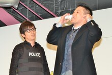 警察24時ネタを披露するオリエンタルラジオ藤森、柳沢慎吾（左から）。