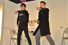 オリラジの「武勇伝」を披露するオリエンタルラジオ藤森、柳沢慎吾（左から）。