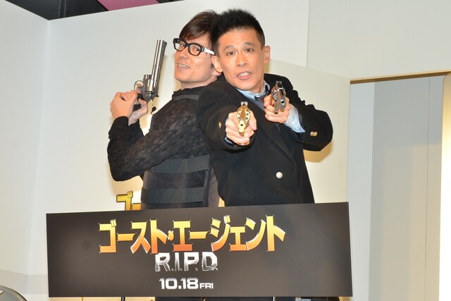 ユニバーサル映画「ゴースト・エージェント／R.I.P.D.」の公開記念イベントに登場したオリエンタルラジオ藤森、柳沢慎吾（左から）。