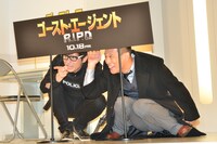 写真撮影の時間にはしゃぐオリエンタルラジオ藤森、柳沢慎吾（左から）。