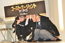 写真撮影の時間にはしゃぐオリエンタルラジオ藤森、柳沢慎吾（左から）。