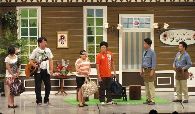 吉本新喜劇「ひょっとこしてあなた魔女？」(c)吉本興業