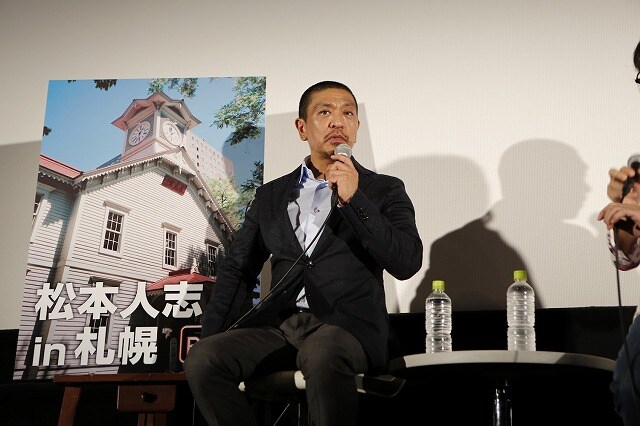 北海道・札幌シネマフロンティアで行われた映画「R100」公開記念「全国未体験ツアー」の様子。