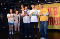 DVD発売記念イベントを前に行われたフォトセッションでの一場面。（左から）ニッチェ、アルコ＆ピース、ハライチ。