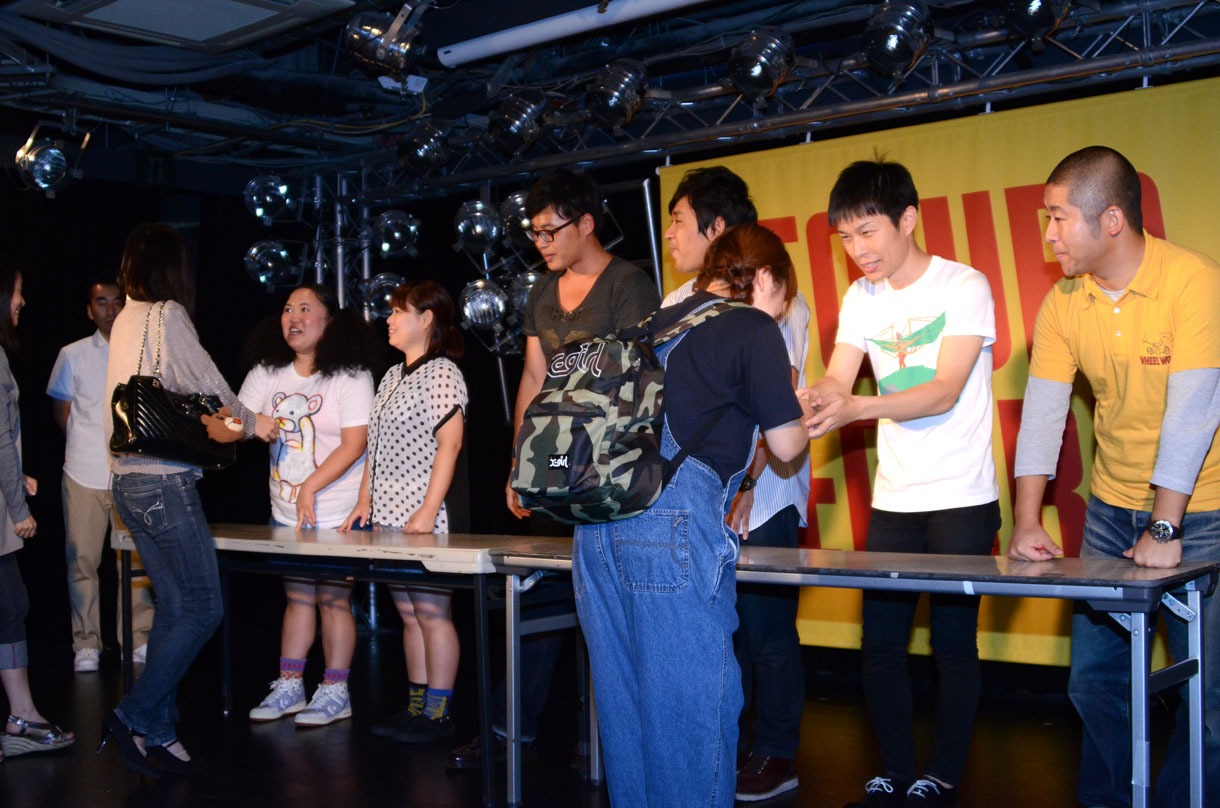 イベントの最後に実施された握手会の模様。