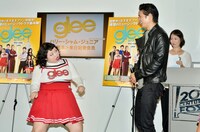 「glee／グリー ハリー・シャム・ジュニア来日記者会見」で、ビヨンセの曲に乗せてダンスパフォーマンスを披露する渡辺直美（左）と、ハリー・シャム・ジュニア（右）。