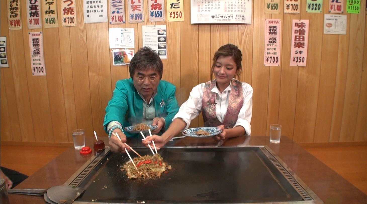 綾小路きみまろ、ローラ（左から）。(c)テレビ朝日
