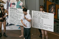 4thシングル「BLOOD JAPAN TEAR / AH! AUTO-CAMP」の歌詞を丁寧に説明する小籔千豊。(c)吉本興業