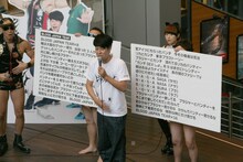 4thシングル「BLOOD JAPAN TEAR / AH! AUTO-CAMP」の歌詞を丁寧に説明する小籔千豊。(c)吉本興業