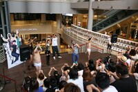 ビッグポルノ4thシングル「BLOOD JAPAN TEAR / AH! AUTO-CAMP」発売記念イベントの様子。(c)吉本興業