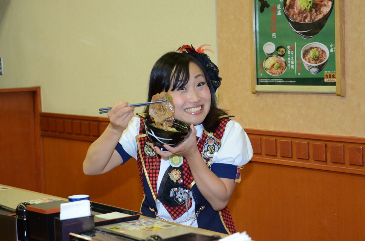 自身の顔と肉の大きさを比べたキンタロー。。