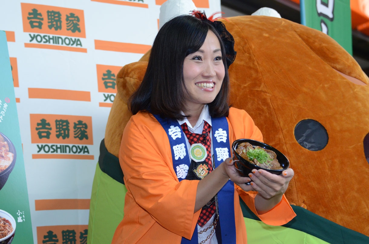 新商品「ロース豚丼 十勝仕立て」をアピールするキンタロー。。