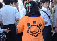 店頭で通行人にクーポン券を配布するキンタロー。。