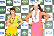 講師のレッスンを受けながらフラダンスを踊るオアシズ光浦（左）。