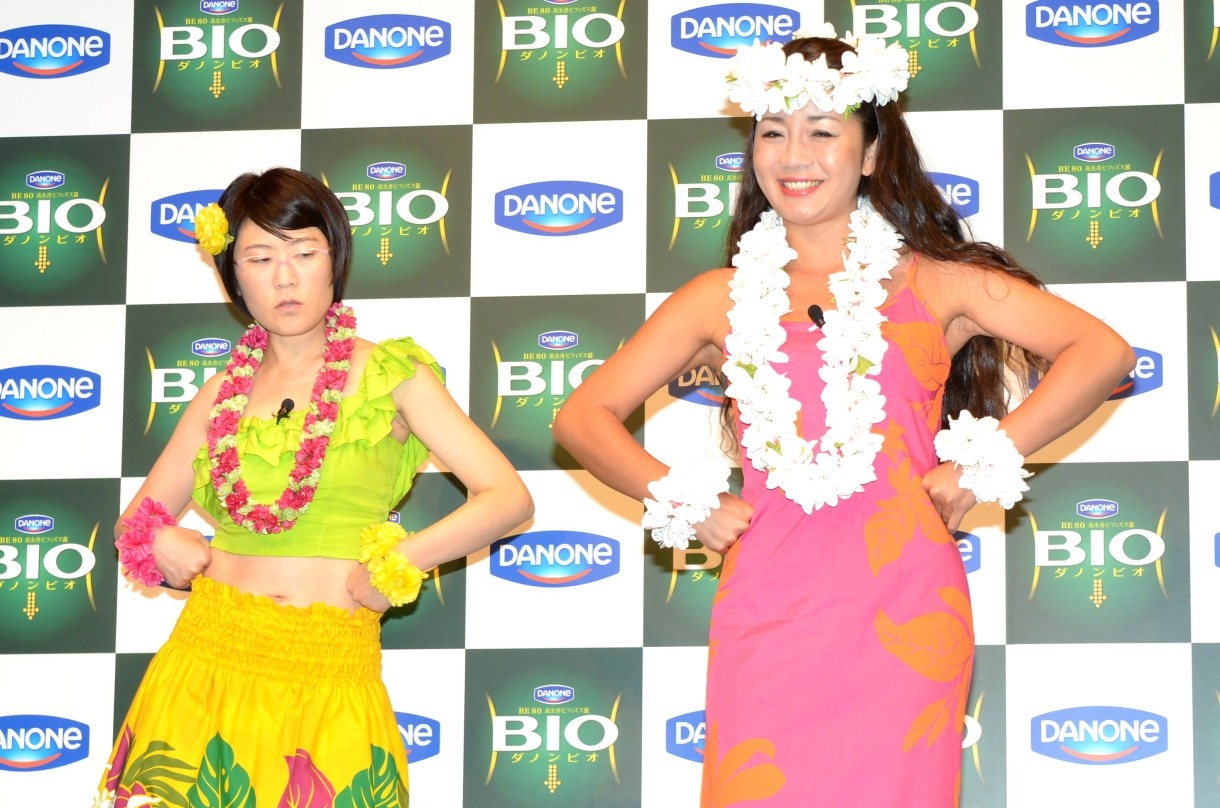 講師のレッスンを受けながらフラダンスを踊るオアシズ光浦（左）。