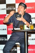 「秘伝の魚介だれ 熟成まぐろ丼」を試食する、ますだおかだ岡田。