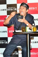 「秘伝の魚介だれ 熟成まぐろ丼」を試食する、ますだおかだ岡田。