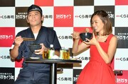 「秘伝の魚介だれ 熟成まぐろ丼」を試食するますだおかだ岡田、優木まおみ（左から）。