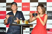 「秘伝の魚介だれ 熟成まぐろ丼」を試食するますだおかだ岡田、優木まおみ（左から）。