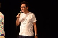 日村の顔が描かれたTシャツを着用した東京03角田。