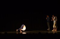 倒立前転に挑戦する角田。