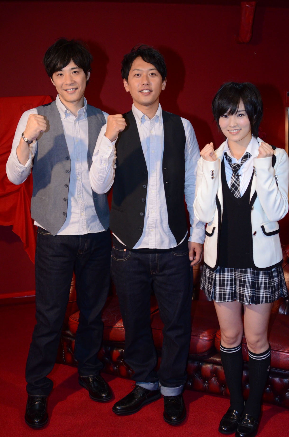 「ワケあり！レッドゾーン」でMCを務めるライセンスと、アシスタントの山本彩（NMB48）。