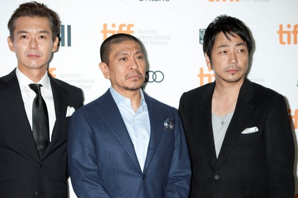 舞台挨拶に登壇した（左から）渡部篤郎、松本人志、大森南朋。