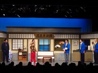 東野幸治座長公演「恩返し集団大集合」の様子。