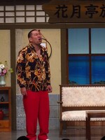 東野幸治座長公演「恩返し集団大集合」の様子。