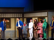 東野幸治座長公演「恩返し集団大集合」の様子。