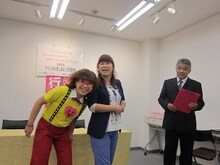 記者会見の固い空気をほぐそうと前説をするパシンペロン。