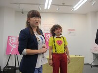 女性記者に性感帯を教えるパシンペロン。