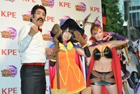 パチスロ機「マジカル★ハロウィン4」のPRイベント「どっか～ん★マジハロ ファン感謝祭2013」に出演した古坂大魔王、増田有華、手島優（左から）。
