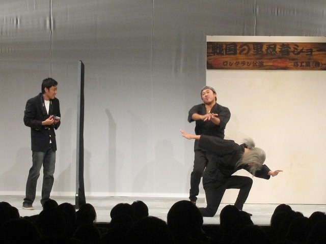 「ロバート結成15周年総決算！一夜限りのベストコントLIVE!!」で久々に披露されたコント「戦国の里 忍者ショー」。