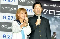 鈴木奈々とオリエンタルラジオ中田（左から）。