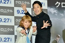 映画「クロニクル」の公開記念イベントに登場した鈴木奈々とオリエンタルラジオ中田（左から）。