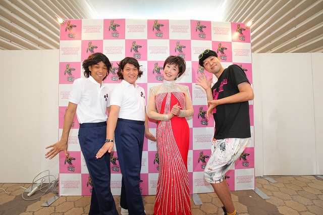 小籔千豊、小林幸子、COWCOW（右から）。(c)吉本興業