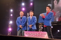 「KOYABU SONIC 2013」で漫才を披露した千鳥とオリジナル・ラブの田島貴男。(c)吉本興業