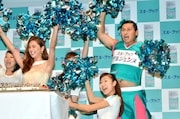 チアダンスを披露するオードリー春日(後方右)。