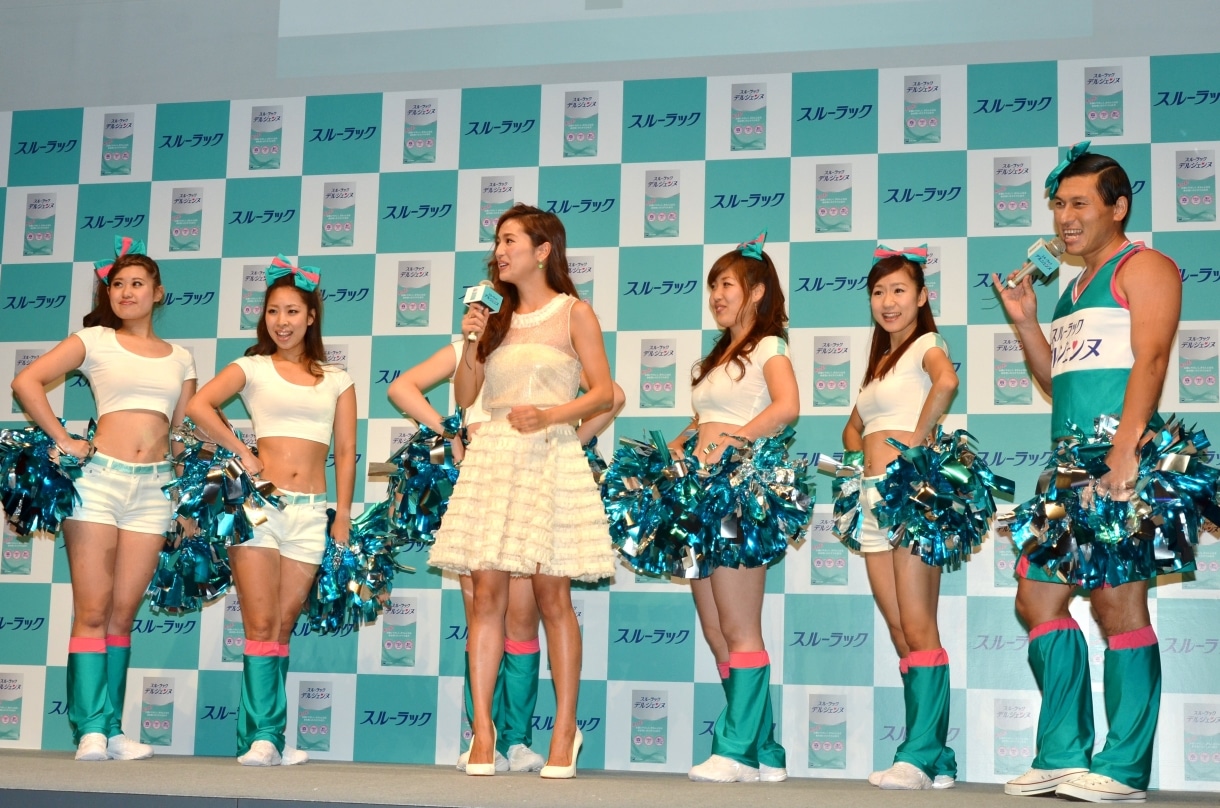 中村アン（手前中央）、チアダンサーたちと、オードリー春日（右端）。