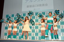 チアダンスを披露するオードリー春日（手前右）。中村アン（中央）も学生時代、チアリーディング部に所属していた。